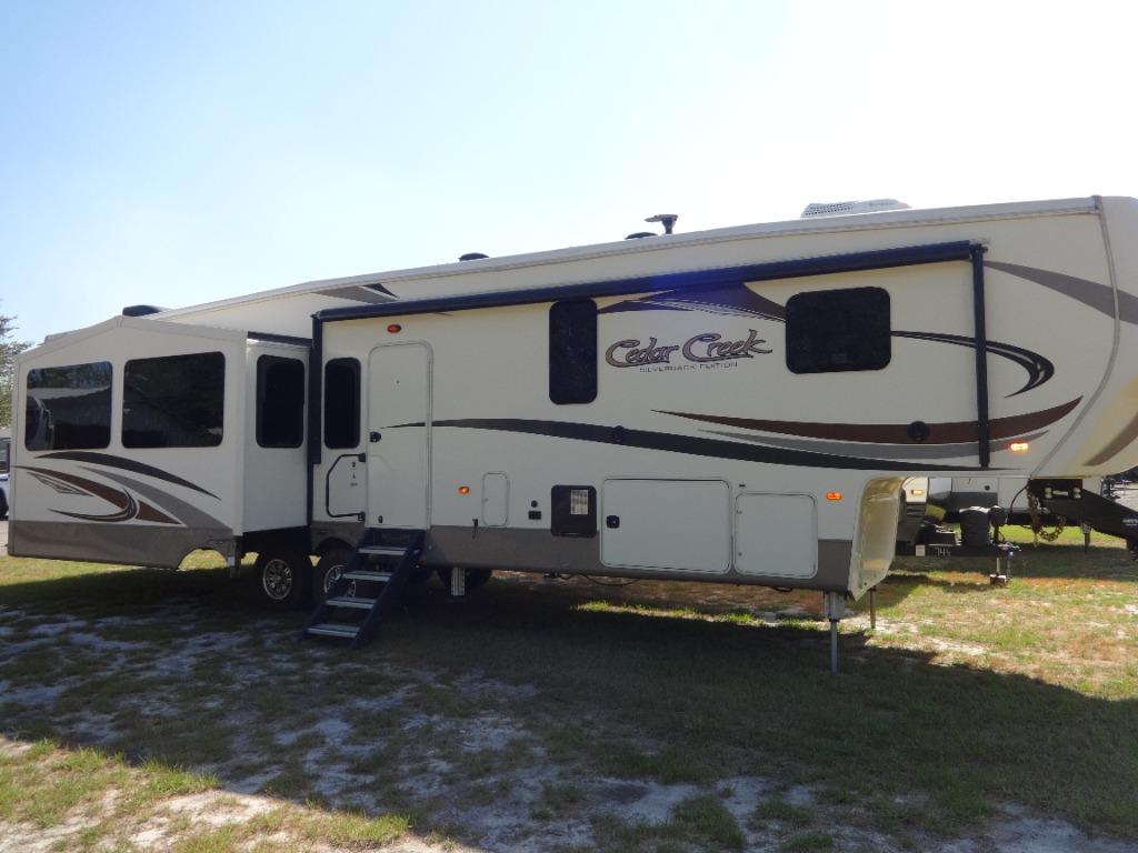 2017 FOREST RIVER CEDAR CREEK SILVERBACK EDITION 37MBH MID BUNK HOUSE